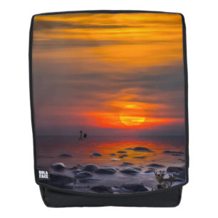 Sonnenuntergang an einer Felsenküste Rucksack