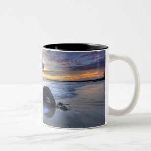 Sonnenuntergang an Kedonganan Strand Zweifarbige Tasse