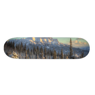 Sonnenuntergang auf Berg-Gefährten Skateboard