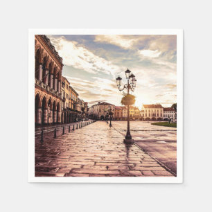 Sonnenuntergang auf dem Platz Padova in Italien Serviette