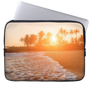 Sonnenuntergang auf dem Strand mit Laptopschutzhülle