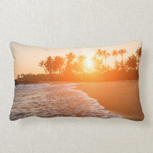 Sonnenuntergang auf dem Strand mit Lendenkissen