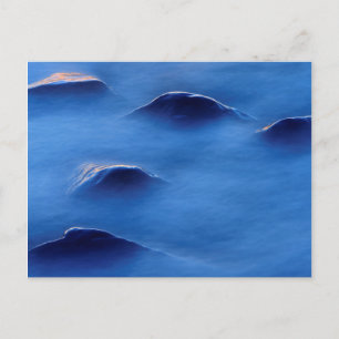 Sonnenuntergang auf Felsen, die durch das schäumen Postkarte