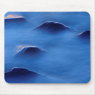 Sonnenuntergang auf Felsen, die durch schaumiges W Mousepad