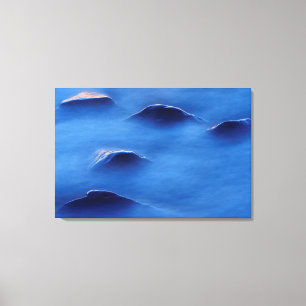 Sonnenuntergang auf Felsen, die durch Schaumwasser Leinwanddruck