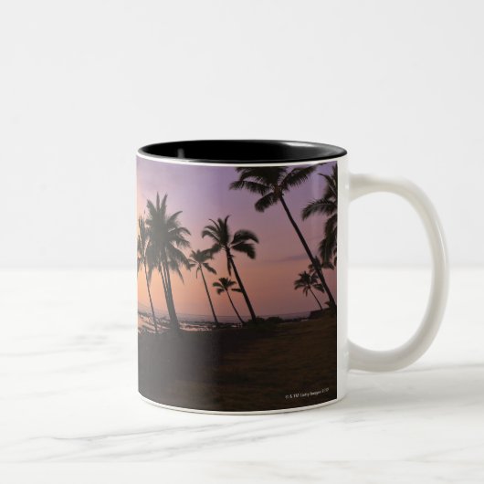 Sonnenuntergang auf Kahaluu Bucht in Kona, Hawaii Zweifarbige Tasse (Rechts)