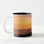 Sonnenuntergang auf Kahaluu Bucht in Kona, Hawaii Zweifarbige Tasse (Links)