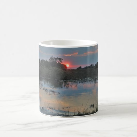 Sonnenuntergang auf Okavango, Botswana Kaffeetasse (Mittel)
