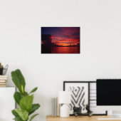 Sonnenuntergang auf See mit dunklen Wolken Poster (Heimbüro)