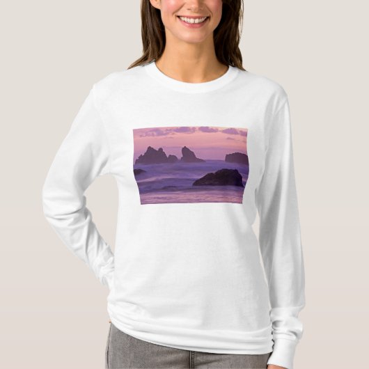 Sonnenuntergang bei den Stacks am Bandon Beach. T-Shirt (Vorderseite)