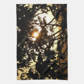 Sonnenuntergang durch Bäume I Tropische Fotografie Handtuch (Vertikal)