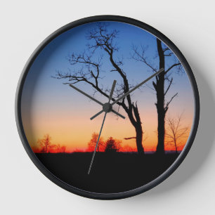 Sonnenuntergang durch die Bäume Uhr