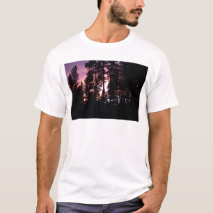 Sonnenuntergang durch die Kiefern T-Shirt