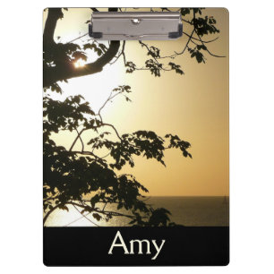 Sonnenuntergang durch die Tropenfotografie der Bäu Klemmbrett