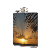 Sonnenuntergang durch die tropische Küste der Palm Flachmann (Links)