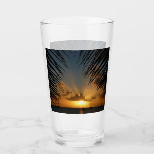 Sonnenuntergang durch die tropische Küste der Palm Glas