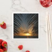 Sonnenuntergang durch die tropische Küste der Palm Serviette (Beispiel)