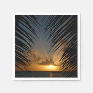 Sonnenuntergang durch die tropische Küste der Palm Serviette