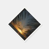 Sonnenuntergang durch die tropische Küste der Palm Serviette (Ecke)