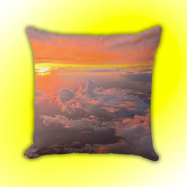 Sonnenuntergang durch die Wolkendecke Orange & Gel Kissen