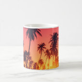 Sonnenuntergang durch tropische Bäume Kaffeetasse (Mittel)