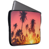 Sonnenuntergang durch tropische Bäume Laptopschutzhülle (Vorne Rechts)