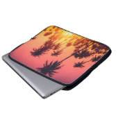 Sonnenuntergang durch tropische Bäume Laptopschutzhülle (Vorne Knopf)