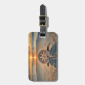 Sonnenuntergang hinter dem Sand-Dollar Gepäckanhänger (Vorderseite vertikal)