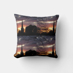 Sonnenuntergang hinter der Kirche Kissen