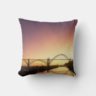 Sonnenuntergang hinter der Newport Bridge, Oregon Kissen