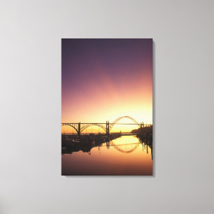 Sonnenuntergang hinter der Newport Bridge, Oregon Leinwanddruck