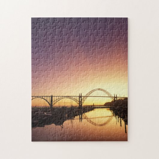 Sonnenuntergang hinter der Newport Bridge, Oregon Puzzle (Vertikal)