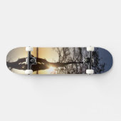 Sonnenuntergang hinter einem Baum Skateboard (Horizontal)