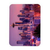 Sonnenuntergang hinter Seattle Skyline von Kerry P Magnet (Vertikal)