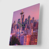 Sonnenuntergang hinter Seattle Skyline von Kerry P Quadratische Wanduhr (Winkel)