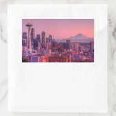 Sonnenuntergang hinter Seattle Skyline von Kerry P Rechteckiger Aufkleber (Tasche)