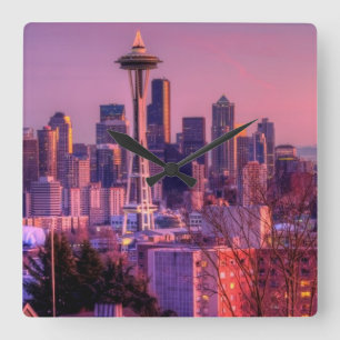 Sonnenuntergang hinter Seattle-Skylinen von Quadratische Wanduhr