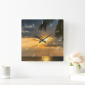 Sonnenuntergang im Ozean mit Palmen-Baumfronten Quadratische Wanduhr (Zuhause)