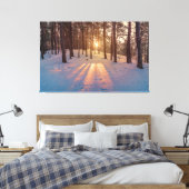 Sonnenuntergang im schneebedeckten Kiefernwald Leinwanddruck (Insitu (Schlafzimmer))