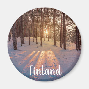 Sonnenuntergang im schneebedeckten Kiefernwald Magnet