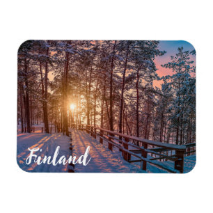 Sonnenuntergang im schneebedeckten Kiefernwald mit Magnet