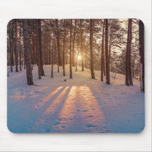 Sonnenuntergang im schneebedeckten Kiefernwald Mousepad