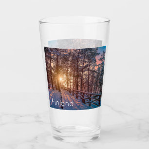 Sonnenuntergang im schneebedeckten Pinienwald mit Glas