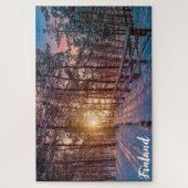 Sonnenuntergang im schneebedeckten Pinienwald mit Puzzle (Vertikal)