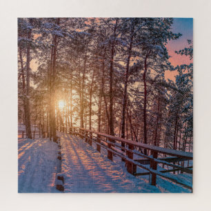 Sonnenuntergang im schneebedeckten Pinienwald mit Puzzle