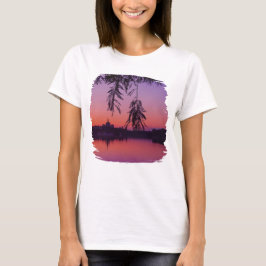 Sonnenuntergang im Sommer am See mit City Skyline T-Shirt