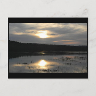 Sonnenuntergang in dem Fluss, MA Postkarte