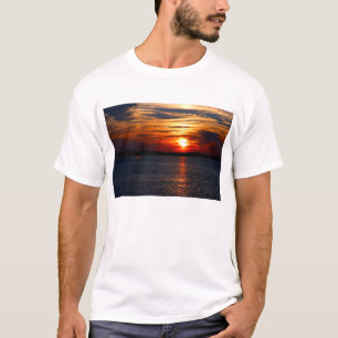 Sonnenuntergang in Eichen-Insel T-Shirt