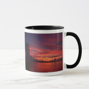 Sonnenuntergang in Meer mit dunklen Wolken Tasse