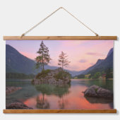 Sonnenuntergang mit Bäumen, Felsen und Bergen Wandteppich Mit Holzrahmen (Vorne)